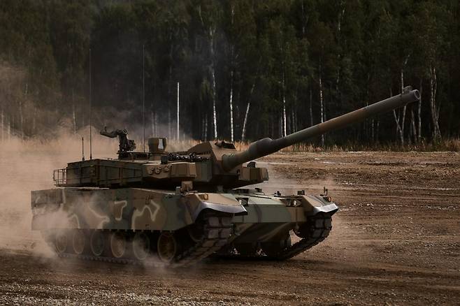 국내 기술로 개발된 K2 전차가 야지 훈련장에서 질주하고 있다. 현대로템 제공