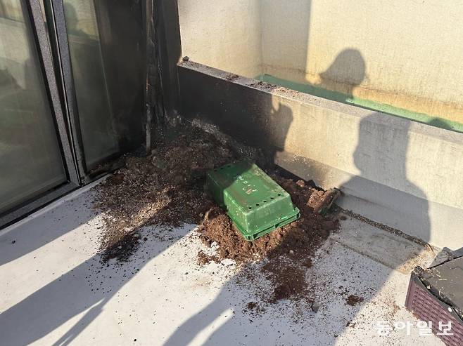 26일 자연발화가 일어난 광주 남구 한 빌라 4층 베란다 화분 모습. 광주 남부소방서 제공.