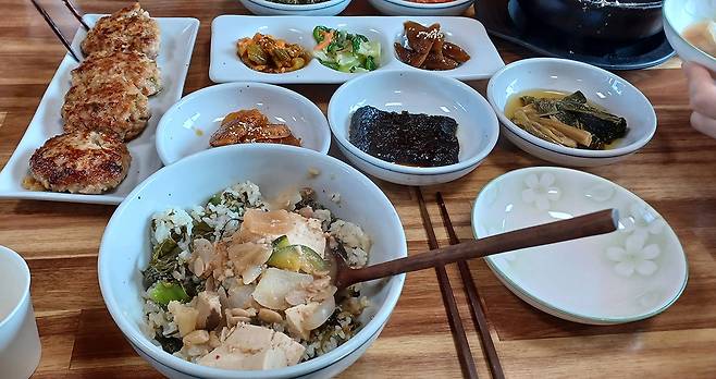 전북 남원시 ‘지리산나물밥’의 떡갈비 나물밥 정식. 밥에는 산뽕잎, 취나물, 명아주, 장로, 개망초 등이 들어갔다. 김도언 소설가 제공