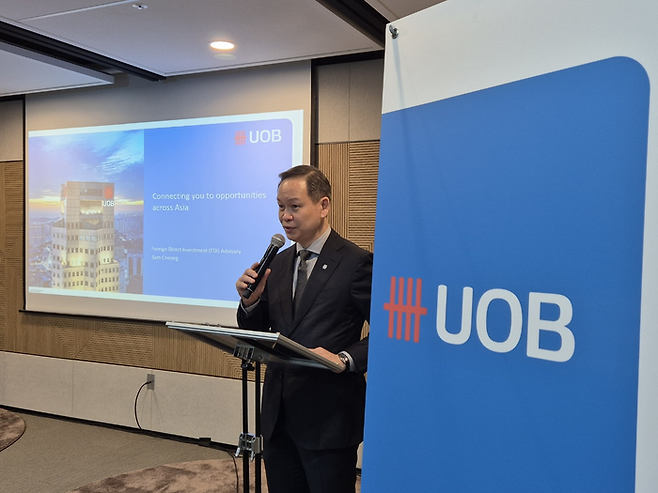 샘 청 UOB FDI 자문 총괄이 25일 서울파이낸스센터(SFC)에서 열린 미디어간담회에서 외국인직접투자(FDI) 자문센터 개소 관련 발표를 진행하고 있다.
