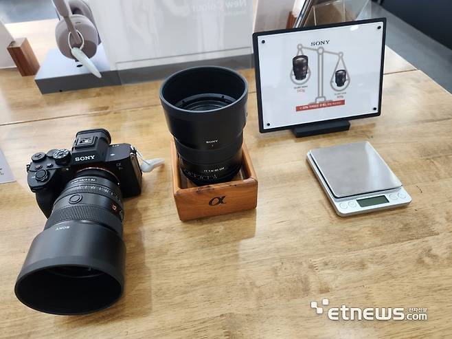 소니코리아 렌즈 1세대와 2세대 무게를 측정해 비교해볼 수 있는 코너. (사진=김신영 기자)