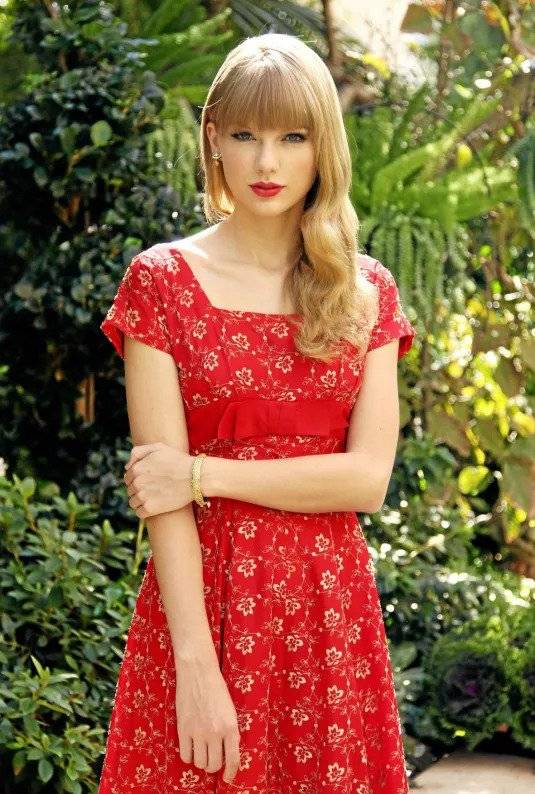 1acebde04a8efc9416b2dc30a537fac0.webp.ren.jpg 서양인 치고 노화가 없는듯한 테일러 스위프트 변천사.jpg