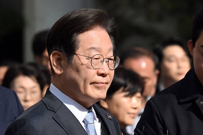 [서울=뉴시스] 사진공동취재단 = 이재명 더불어민주당 대표가 26일 서울 서초구 서울고등법원에서 열린 공직선거법 위반 혐의 항소심 선고 공판에서 무죄를 선고받은 뒤 법원을 나서고 있다. 2025.03.26. photo@newsis.com /사진=뉴시스