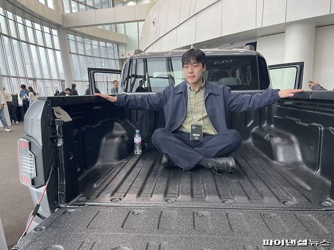 타스만 적재함에 오른 기자 모습. 사진=권준호 기자
