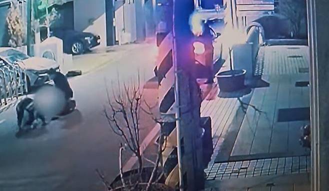 지난달 26일 오전 3시10분께 광주 동구 금남로 한 골목에서 경찰관이 50대 남성이 휘두른 흉기에 찔려 쓰러지고 있다. 경찰관은 이 남성을 제안하는 과정에서 총기를 사용했고, 실탄에 맞은 남성은 병원으로 이송돼 오전 4시께 사망했다. 독자 제공 영상 갈무리