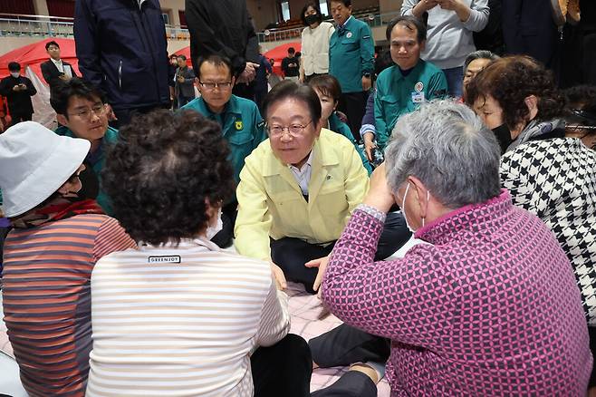 더불어민주당 이재명 대표가 27일 경북 영양군문화체육센터에 마련된 이재민 대피소를 방문해 영양 산불 피해 주민들을 위로하고 있다. 연합뉴스