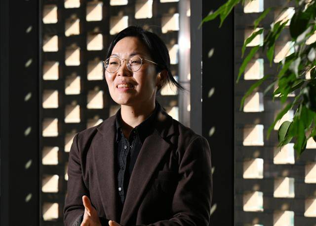 정주연 다시입다연구소 대표가 20일 서울 성동구 성수동 사무실에서 한국일보와 인터뷰를 하고 있습니다. 다시입다연구소는 패션산업이 환경에 끼치는 악영향을 알리고 의류 폐기물을 줄이기 위해 2020년 시작된 비영리 스타트업이에요. 왕태석 선임기자