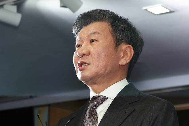 <yonhap photo-4747=""> 소감 밝히는 정몽규 축구협회장 (서울=연합뉴스) 서대연 기자 = 대한축구협회장 4연임에 성공한 정몽규 회장이 26일 서울 종로구 축구회관에서 열린 제55대 대한축구협회 회장 선거에서 당선이 확정된 뒤 소감을 밝히고 있다. 2025.2.26 dwise@yna.co.kr/2025-02-26 17:37:58/ <저작권자 ⓒ 1980-2025 ㈜연합뉴스. 무단 전재 재배포 금지, AI 학습 및 활용 금지></yonhap>