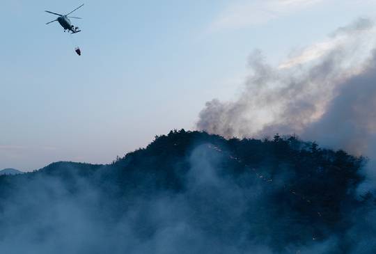 지난 26일 경북 청송군 청송읍에서 산불 진화 헬기가 청송으로 번진 산불을 끄기 위해 진화 작업을 벌이고 있다. [사진=연합뉴스]