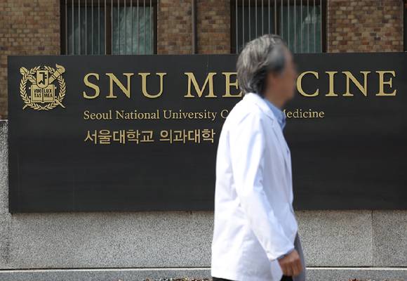 지난 10일 서울 종로구 서울대병원 의과대학에서 의료진이 걸어가고 있다. [사진=연합뉴스]