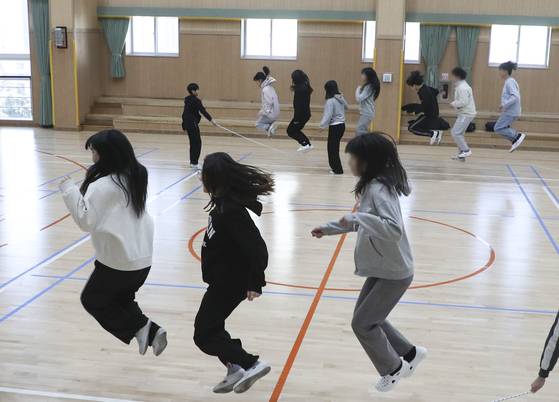 실내체육관에서 줄넘기를 하는 학생들. 연합뉴스