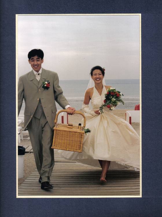 네덜란드 입양인 부부 신승엽(54·Seung-Yup Flikweert)씨, 김미애(55·Alice Yung Hee Delhaas)씨의 1997년 웨딩 사진. 사진 신서빈