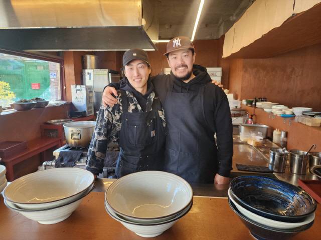 ▲ 외지에 나갔다가 다시 고향을 찾은 30대 고교 동창들이 삼척에서 그동안 맛보기 어려운 일본식 라멘집을 열고 연일 승승장구 하고 있다. 김정민(사진 왼쪽)씨와 권요한씨가 그 주인공이다.