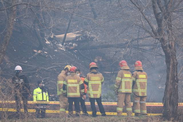 ▲ 26일 오후 경북 의성군 신평면 교안리 야산에 산불 진화용 헬기가 추락해 있다. 2025.3.26  연합뉴스