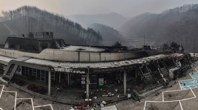 ▲ 27일 경북 청송군 서산영덕고속도로 청송휴게소(영덕방향)가 산불에 폐허가 돼 있다. 연합뉴스