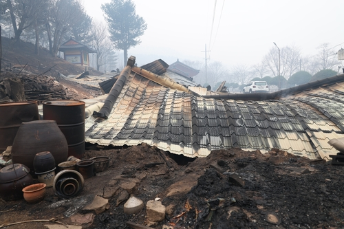 ▲ 27일 경북 영양군 석보면 법성사 건물이 화마로 인해 무너져있다. 연합뉴스