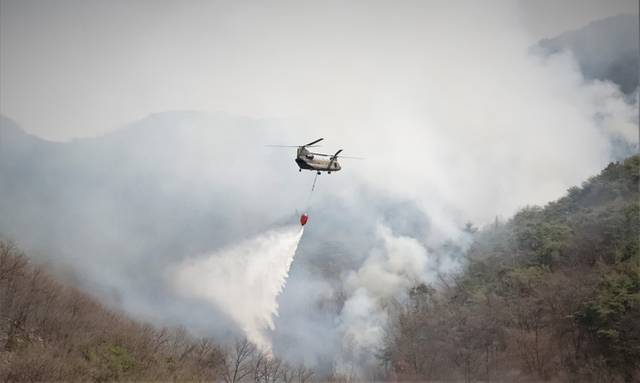 ▲ 27일 육군 치누크 헬기가 경북 의성군 안계면 일대 야산에 발생한 산불을 진화하고 있다. [육군 제공=연합뉴스]