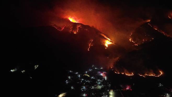 26일 오후 9시 21분쯤 전북 무주군 부남면의 한 주택에서 난 불이 산으로 번져 연기가 치솟고 있다. 전북소방본부 제공