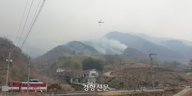 27일 지리산국립공원 권역에 있는 경남 산청 시천면 동당마을 구곡산 능선에 산불이 재발화해 소방헬기가 진화 작업을 하고 있다. 김정훈 기자