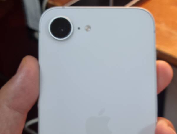 아이폰 16e 화이트 색상 후면. 정옥재 기자