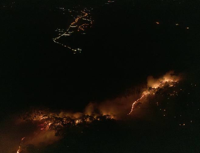 Wildfires spread along the ridges of mountains in Juwangsan National Park in Cheongseong, North Gyeongsang Province, Wednesday. (Yonhap)