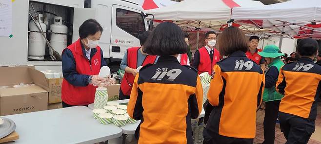 구세군의 급식 이동 차량 식사 봉사 장면. 구세군 제공