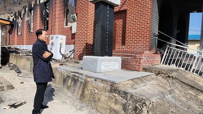 김종생 NCCK 총무가 산불 피해 지역을 둘러 보고 있다. NCCK 제공