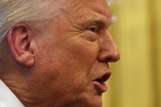 도널드 트럼프 미국 대통령이 26일(현지시간) 백악관에서 기자들의 질의 응답을 하고 있다. 연합뉴스