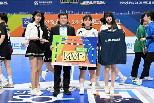 경기 MVP 삼척시청 강주빈(시상자는 삼척시의회 권정복 의장)