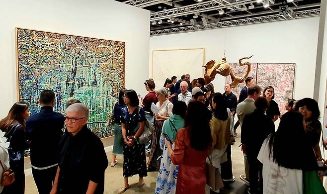 아트바젤 홍콩 2025 VIP 프리뷰가 열린 26일(현지시간) 유명 갤러리 하우저앤워스 부스에 쩡판즈(왼쪽), 이불(오른쪽) 작가의 작품이 전시돼있다.  홍콩 김유태 기자