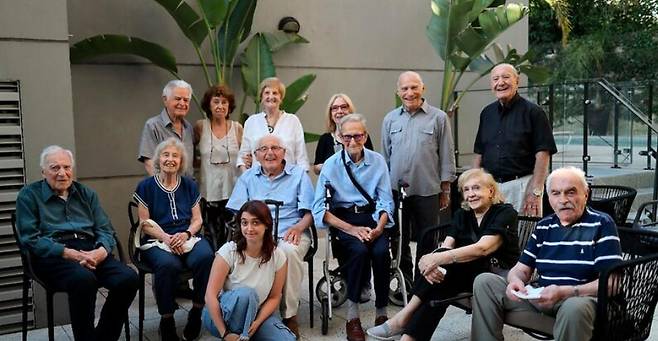 아르헨티나 팟캐스트 '90세와 그 이상' 참가자들과 운영자 알베르토 차브 씨(윗줄 맨 왼쪽). '90세와 그 이상' 링크트인 캡처