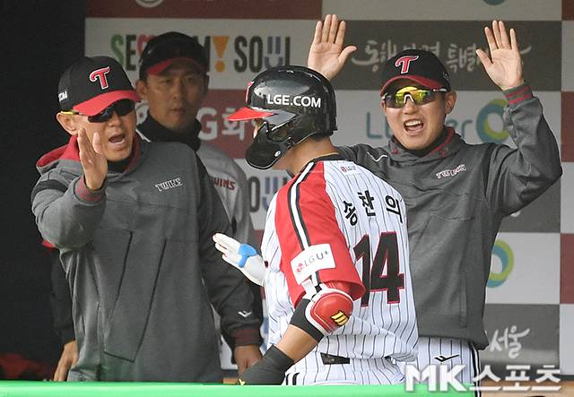 송찬의(14번)와 염경엽 감독(오른쪽). 사진=천정환 기자