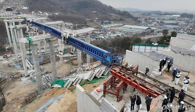 [안성=뉴시스] 김종택 기자 = 10명의 사상자가 발생한 경기도 안성시 서운면 산평리 '안성 고속도로 교각 붕괴' 현장에서 28일 경찰과 국과수, 산업안전공단 등 관계자들이 합동감식을 하고 있다. (공동취재) 2025.02.28. photo@newsis.com /사진=김종택
