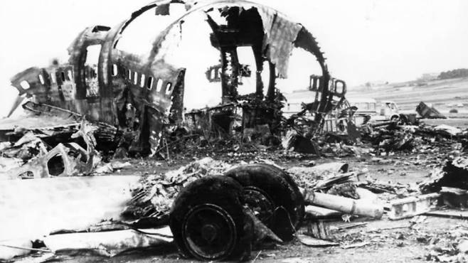 1977년 스페인 테네리페 노르테 공항(로스 로데오스 공항) 활주로에서 여객기 두 대가 충돌해 583명이 사망한 사고의 현장 모습. /사진=영국 BBC 캡처