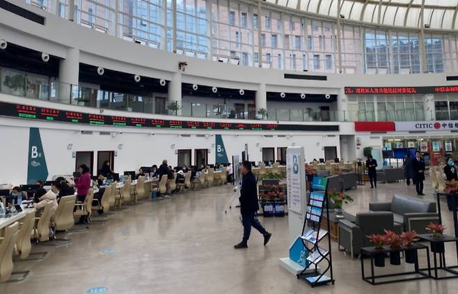 셀 수 없이 많은 상담창구들이 벽면을 따라 빼곡하게 자리한 가운데 입주 기업인들이 민원 내용에 대해 의견을 나누고 있다./사진=우경희 기자