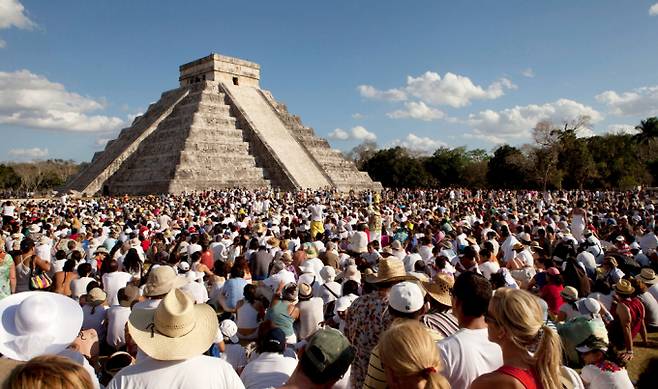 한 독일 관광객이 세계문화유산인 마야 문명 피라미드를 불법으로 등반했다가 현지인에게 폭행을 당했다. 사진은 2012년 3월21일 춘분기간 현지인과 관광객들이 피라미드를 바라모는 모습./사진=로이터