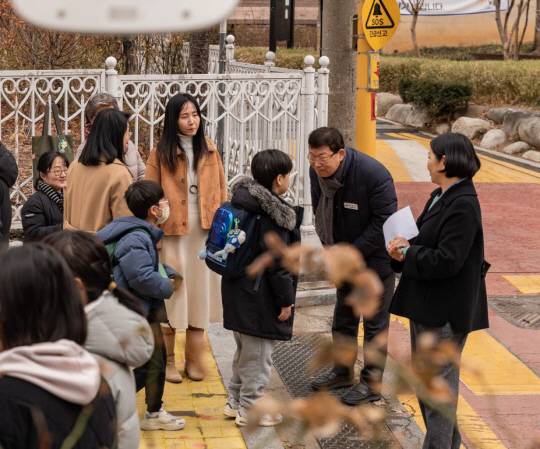 김경호(오른쪽 두 번째) 서울 광진구청장이 지난 18일 자양초등학교에서 학생과 대화하고 있다. 광진구청 제공