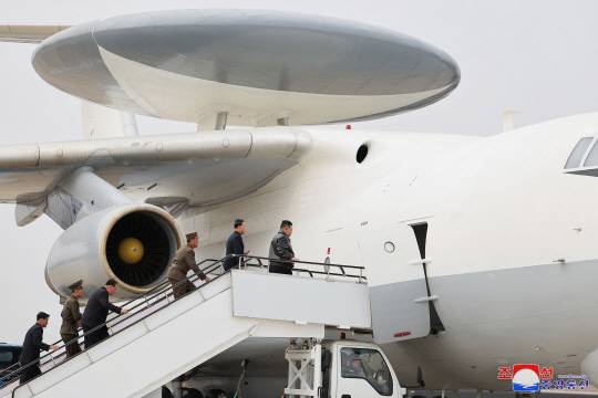 김정은 북한 국무위원장이 지난 25~26일 새로 개발·생산하고 있는 무인항공기술연합체와 탐지전자전연구집단의 국방과학연구사업을 지도했다고 조선중앙통신이 27일 보도했다. 사진은 북한이 처음으로 공개한 공중조기경보통제기로 보이는 비행기. 조선중앙통신 캡처／연합뉴스