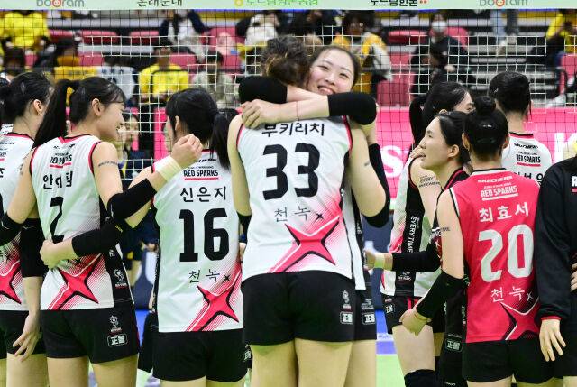 정관장 박은진과 부키리치가 승리 후 기뻐하고 있다 / 한국배구연맹(KOVO)
