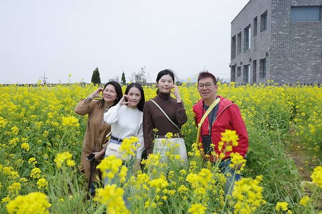 대만 제2도시 가오슝 지역 주요 여행사 및 매체 관계자들이 제주 유채꽃밭에서 인증샷을 찍고 있다.