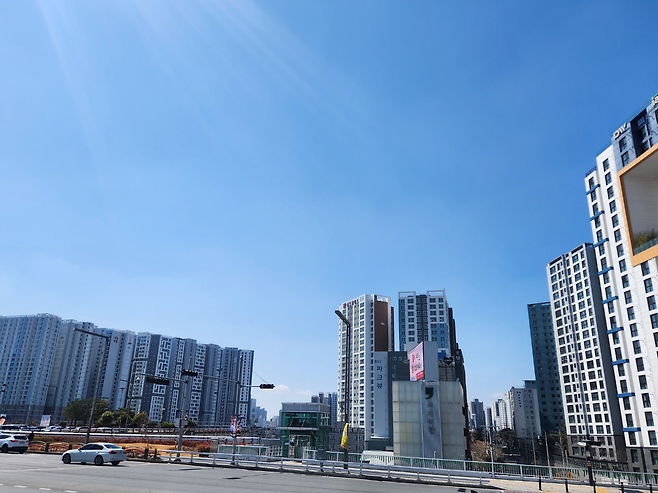 지방 부동산 경기 침체가 나아질 기미가 보이지 않은 가운데 지역 건설사들에 대출해줬던 지방은행들의 건전성 지표도 악화하고 있다. 사진은 동대구역 인근 아파트 단지 모습. [헤럴드 DB]