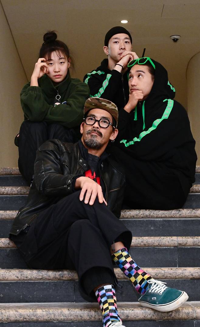 김보람 앰비규어스댄스컨퍼니 감독과 김지혜, 장경민 대표, 이학 단원(왼쪽부터)/ 이상섭 기자