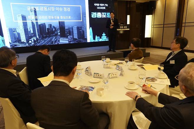 27일 서울 중구 웨스틴조선호텔에서 열린 한국경영자총협회 조찬 강연에서 오건영 신한프리미어 패스파인더 단장이 ‘글로벌 금융시장 이슈 점검’을 주제로 강연하고 있다. [한국경영자총협회]