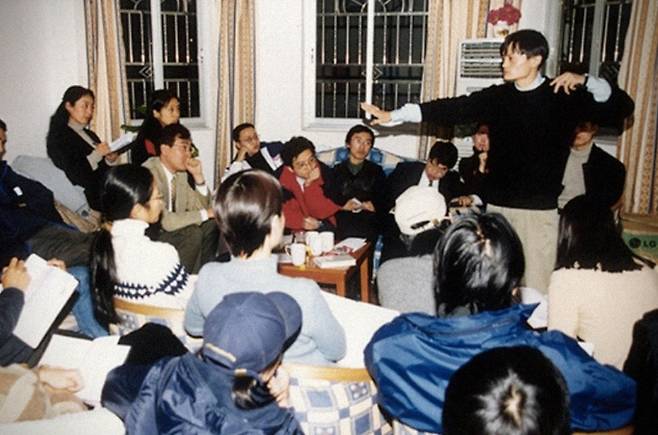 지난 1999년 알리바바 창립 초기 모습. 마윈 알리바바 창업자는 그해 중국 저장성 항저우의 20평 남짓한 아파트 17명의 지인을 불러모아서 알리바바를 만들었다. [중국 SNS]