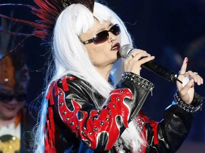 마윈 알리바바 창업자는 “고통스러운 경험도 경험이다. 그러나 똑똑히 보면 별것 아니다”고 말하기도 했다. 알리바바 경영활동 중 마윈이 직원들에 웃음을 주려고 분장을 하고 무대에서 열창하는 모습. [로이터]