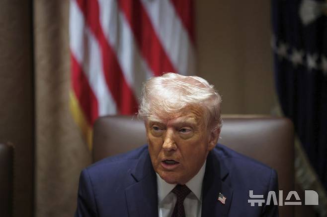 [워싱턴=AP/뉴시스]도널드 트럼프 미국 대통령이 지난 24일(현지 시간) 백악관에서 각료회의를 주재하며 발언하고 있다. 2025.03.27.