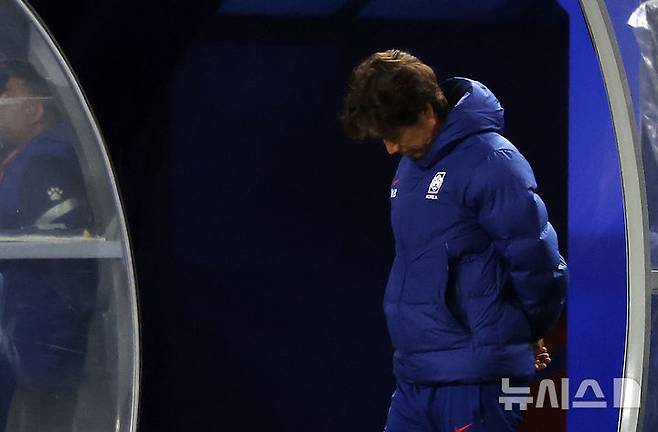 [수원=뉴시스] 김명년 기자 = 지난 25일 경기 수원시 수원월드컵경기장에서 열린 2026 국제축구연맹(FIFA) 북중미 월드컵 아시아 지역 3차 예선 B조 8차전 대한민국과 요르단의 경기, 홍명보 감독이 고개를 숙이고 있다. 2025.03.25. kmn@newsis.com