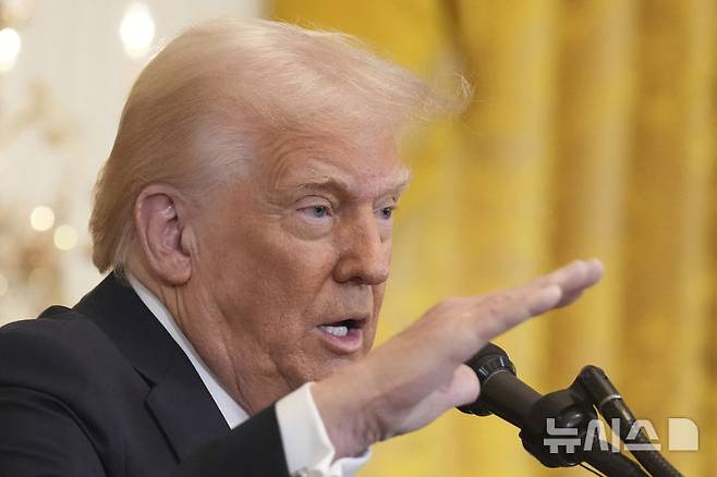 [워싱턴=AP/뉴시스]도널드 트럼프 미국 대통령이 26일(현지 시간) 백악관 이스트룸에서 열린 여성 역사의 달 행사에 참석해 축사를 하고 있다. 2025.03.27.