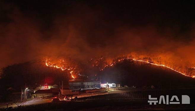 [의성=뉴시스] 김금보 기자 = 26일 밤 경북 의성군 옥산면 신계2리 기룡산에서 민가 방향으로 산불이 번지고 있다. 2025.03.27. kgb@newsis.com