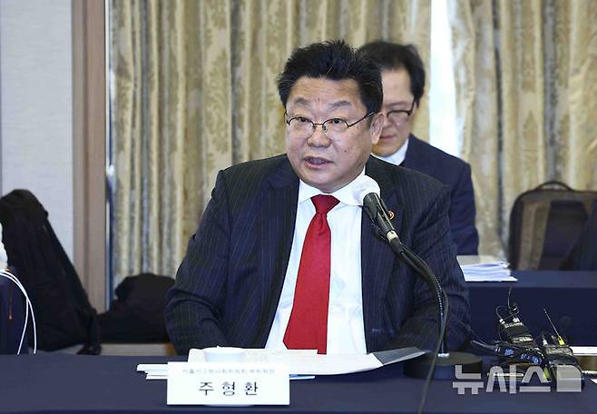 [서울=뉴시스] 김근수 기자 = 주형환 저출산고령사회위원회 부위원장이 지난달 26일 서울 중구 한국프레스센터에서 열린 기자간담회에서 발언하고 있다. 2025.02.26. ks@newsis.com